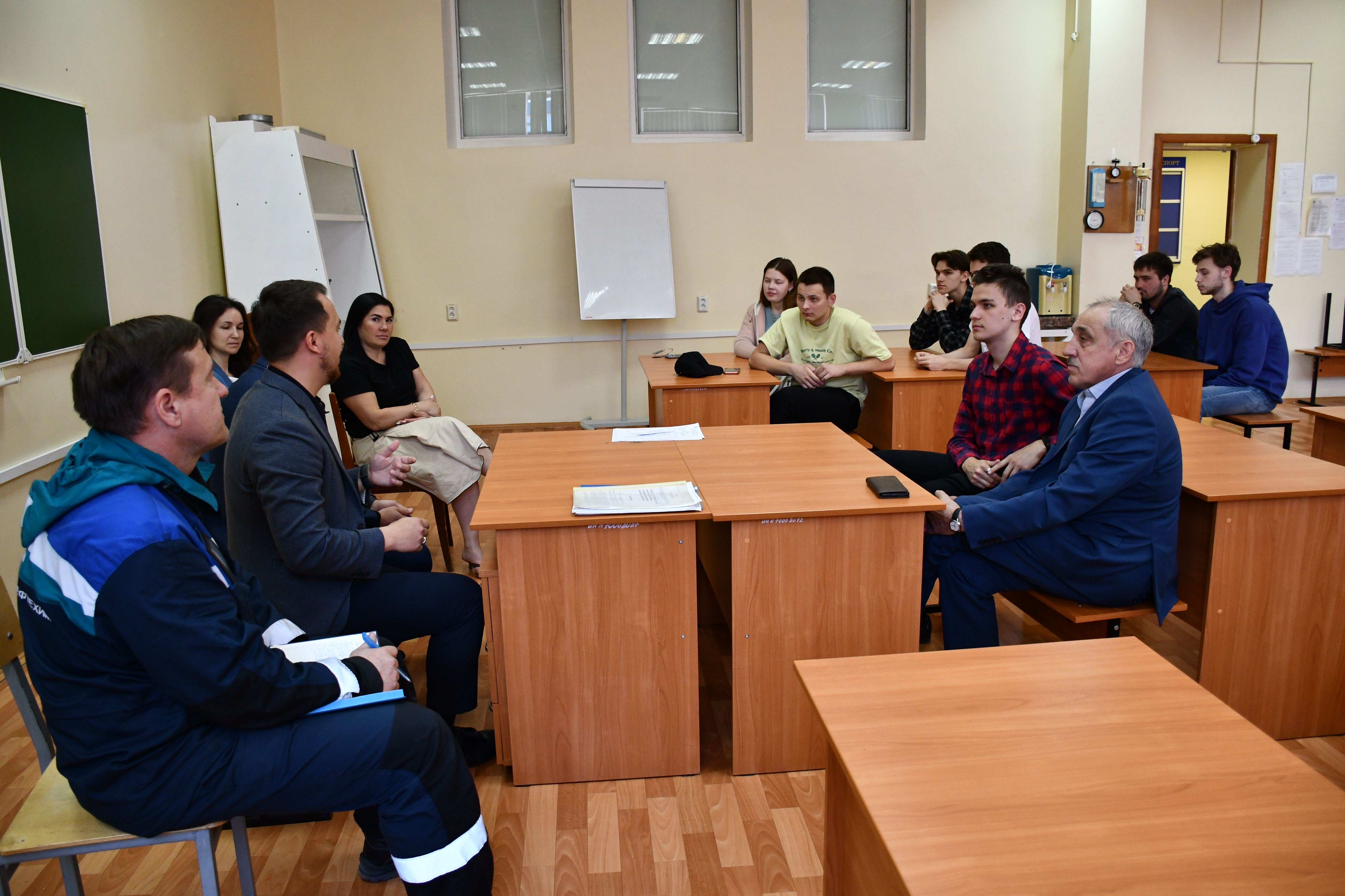 Встреча представителей СИБУРа с выпускниками НХТИ