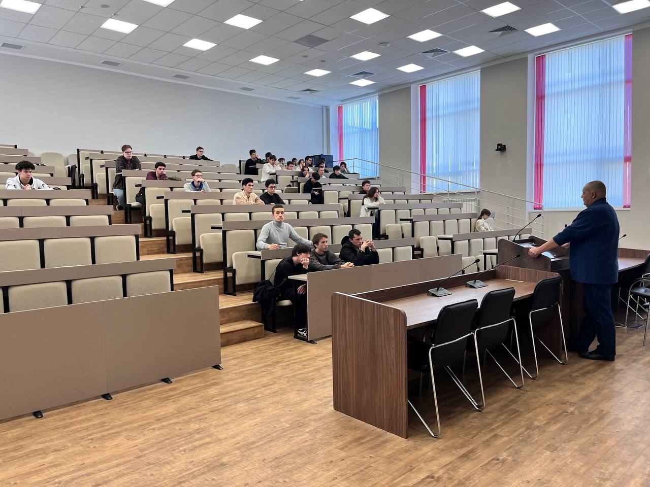 Первокурсники встретились с ветераном боевых действий.
