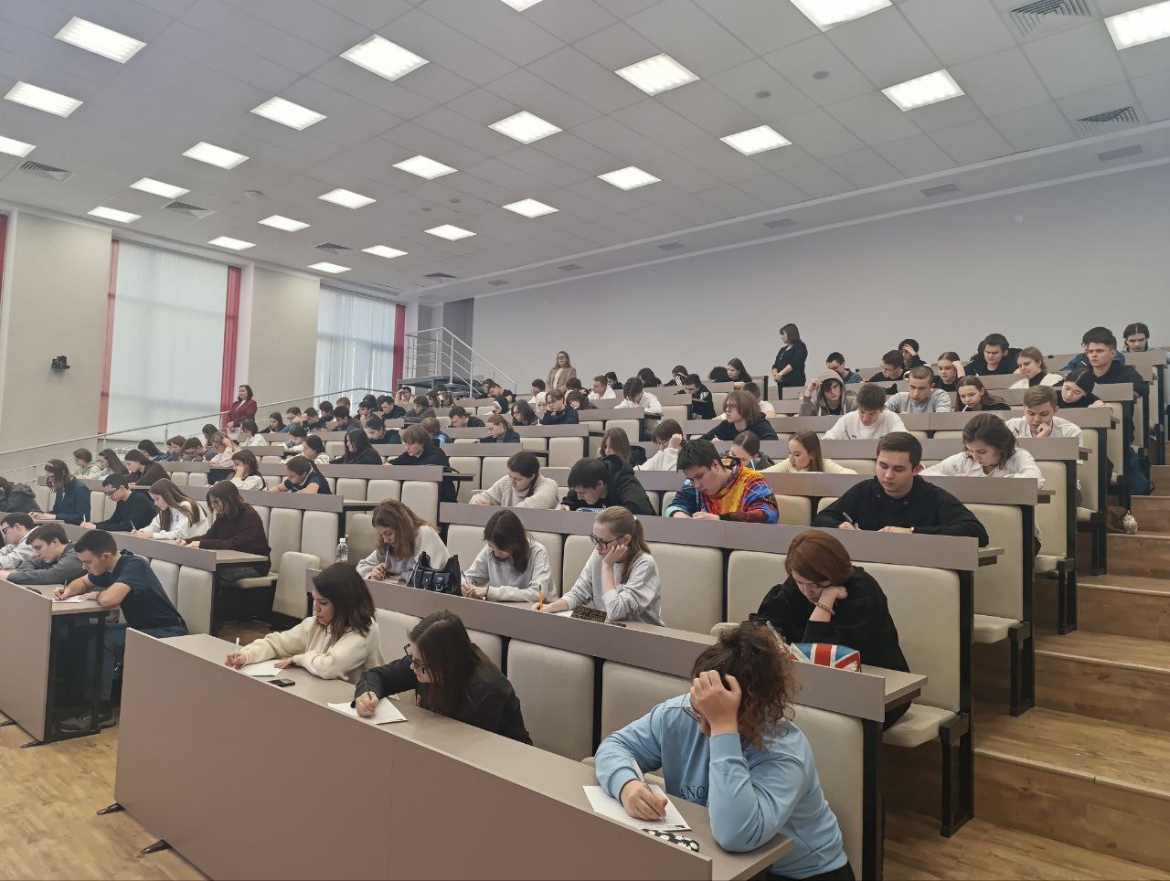 Студенты и школьники Нижнекамска приняли участие во Всероссийском диктанте по иностранным языкам