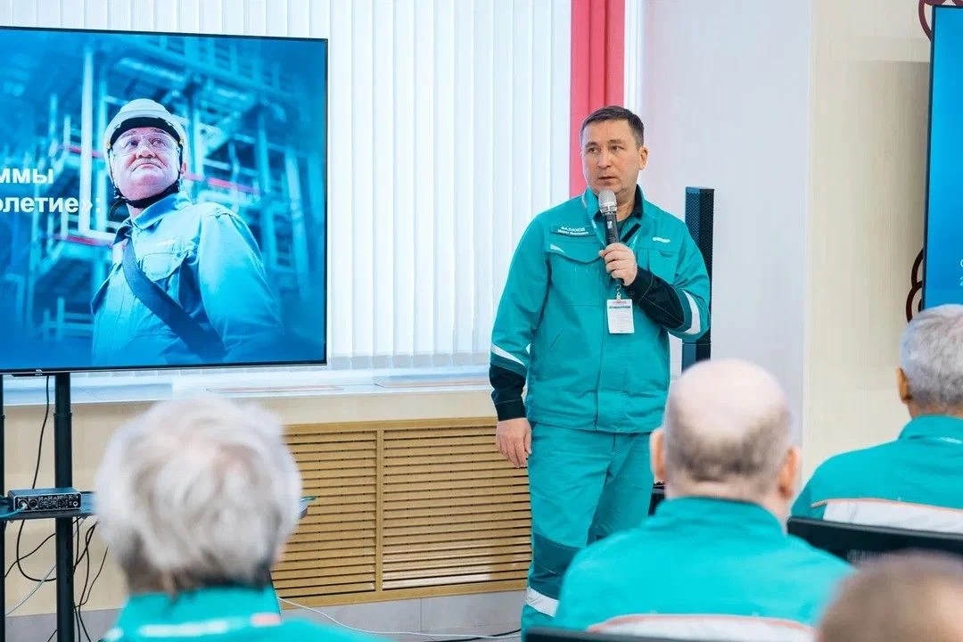 На базе НХТИ прошла стратегическая сессия СИБУРа по программе «Трудовое долголетие».