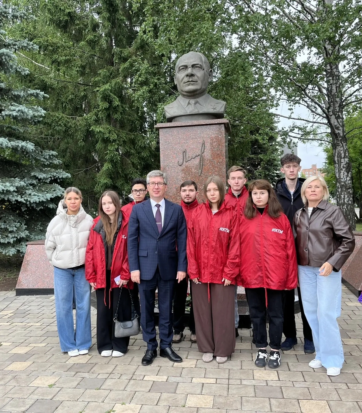 Возложение цветов к памятнику Н.В. Лемаеву в День химика