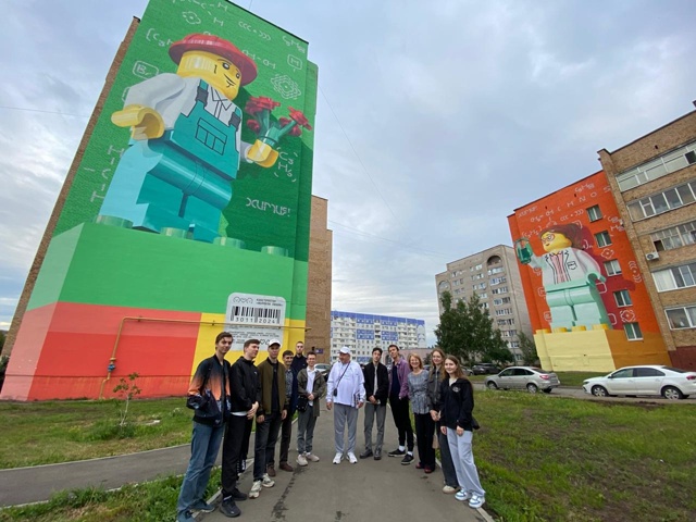 🎉 Нижнекамск открылся новыми гранями для студентов! В рамках арт-программы «КАМ-ОН», организованной СИБУРом совместно с администрацией города, прошла акция «Нижнекамск слоями». Наши студенты в формате увлекательной экскурсии погрузились в мир современного искусства и узнали о его тесной связи с историей и промышленным развитием города.