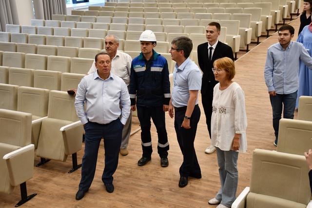 🏢 Депутат Госдумы посетил НХТИ, в котором получал свое первое образование