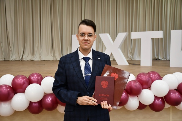 🎓 «Студенческие годы – лучшие годы в жизни каждого», – сказал наш выпускник в ответном слове.