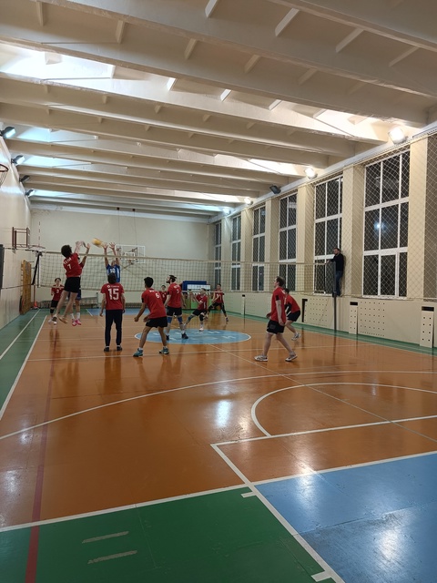 🏐 В Нижнекамского химико-технологического института прошли товарищеские встречи по волейболу