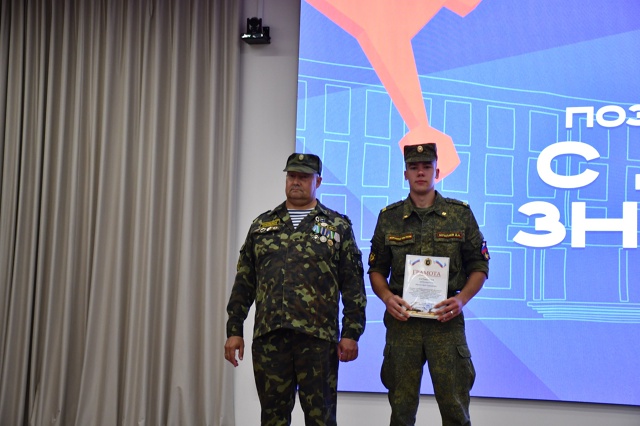 1 сентября состоялась церемония награждения активных студентов, прошедших обучение в Военном учебном центре КНИТУ, Курс молодого бойца. Ребята получили воинское звание сержанта по военно-учетной специальности «Радио химическая и биологическая защита». Восемь студентов НХТИ